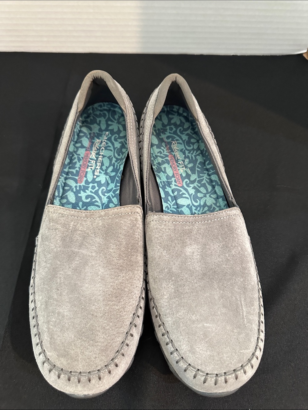 Skechers Memory Foam Gray Suede Slip-On Women's Loafers Size 11 - Picture 2 of 12